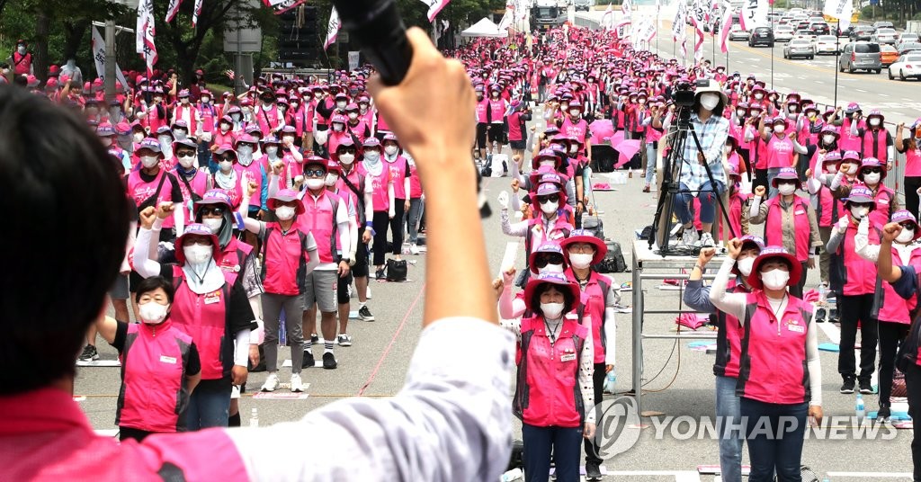 Child care workers chant a slogan demanding the shift of their part-time job status to that of regular employment during a rally in Yeouido, western Seoul, on June 27, 2020. (Yonhap)