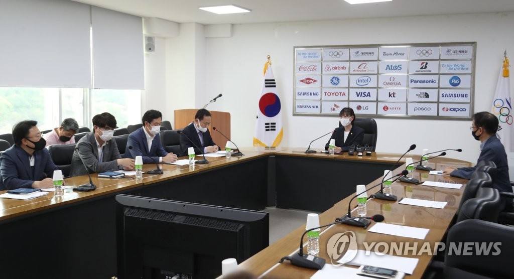 Choi Yoon-hee (R), vice sports minister, chairs a meeting at the Korean Sport & Olympic Committee headquarters in Seoul on June 2, 2020, over the death of South Korean triathlete Choi Suk-hyeon, who took her own life after enduring years of alleged abuse from her coach and teammates. (Yonhap)