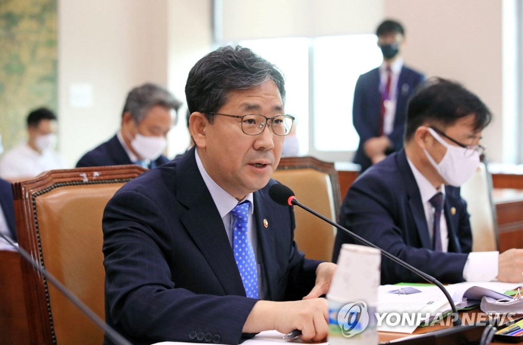 Sports Minister Park Yang-woo speaks during a meeting of the parliamentary committee on sports at the National Assembly in Seoul on July 6, 2020. The committee met over allegations of physical and verbal abuse against the staff and athletes of the Gyeongju City Hall triathlon team. (Yonhap)