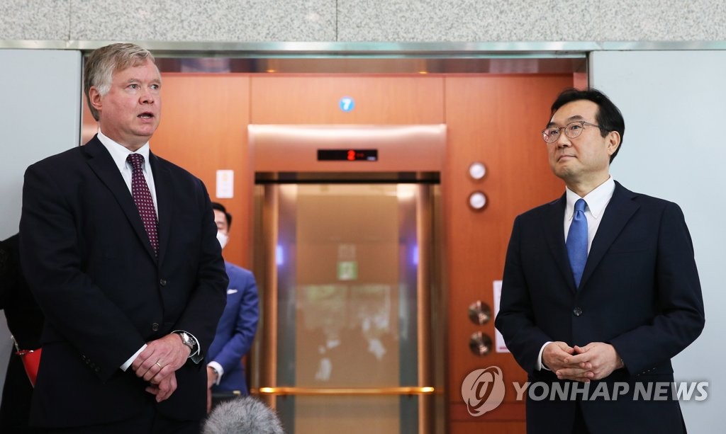 U.S. Deputy Secretary of State Stephen Biegun (L) stands with Lee Do-hoon, his South Korean counterpart on North Korea affairs, as he speaks to the media after his talks with Lee at Seoul's foreign ministry on July 8, 2020. (Pool photo) (Yonhap) 