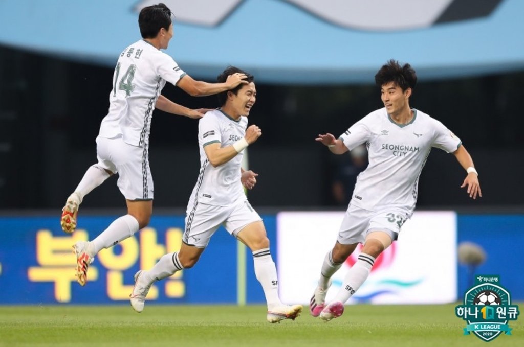 Lee Jae-won of Seongnam FC (C) is congratulated by teammates Kim Dong-hyun (L) and Lee Tae-hee after scoring a goal against Jeonbuk Hyundai Motors in a K League 1 match at Jeonju World Cup Stadium in Jeonju, 270 kilometers south of Seoul, on July 11, 2020, in this photo provided by the Korea Professional Football League. (PHOTO NOT FOR SALE) (Yonhap)