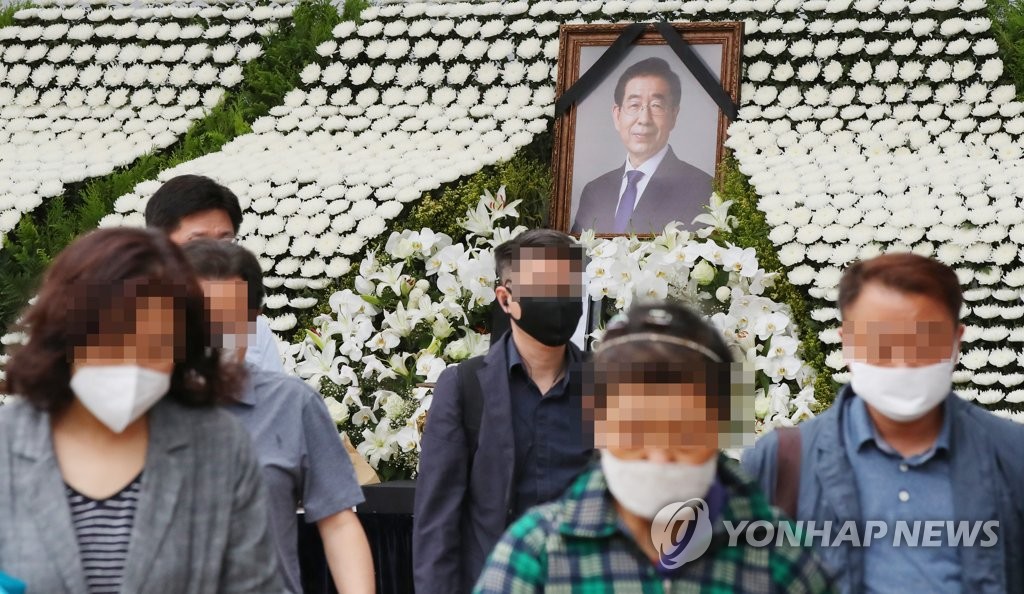 People visit a memorial altar of late Seoul Mayor Park Won-soon set up outside City Hall in central Seoul on July 13, 2020. (Yonhap)