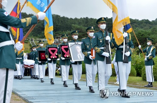 묘역으로 봉송되는 고 백선엽 장군 영현