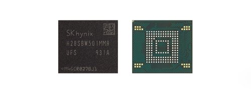 This photo provided by SK hynix Inc. shows the company's 128-layer 1Tb 4D NAND chips. (PHOTO NOT FOR SALE) (Yonhap)