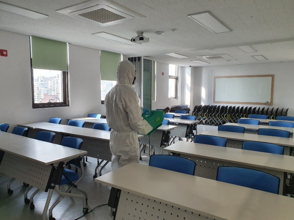 This photo, provided by an office of Seoul's eastern ward of Seongdong on July 27, 2020, shows a quarantine official disinfecting a welfare center for senior citizens in the district ahead of the resumption of its operation set for early August. (PHOTO NOT FOR SALE) (Yonhap)