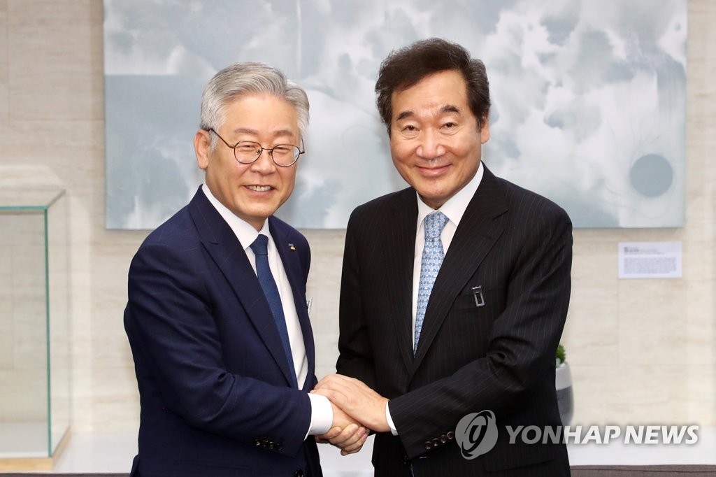 This file photo, taken on July 30, 2020, shows Lee Nak-yon (R), leader of the ruling Democratic Party, visiting Gyeonggi Gov. Lee Jae-myung in Suwon, south of Seoul. (Yonhap)
