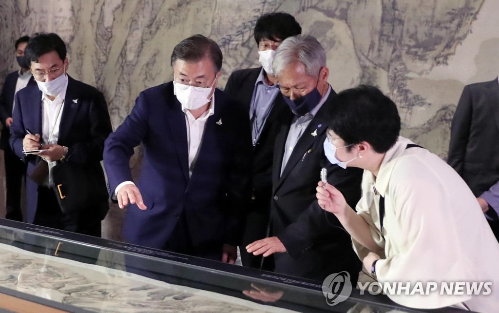 President Moon Jae-in (2nd from L) tours the National Museum of Korea on July 30, 2020. (Yonhap) 