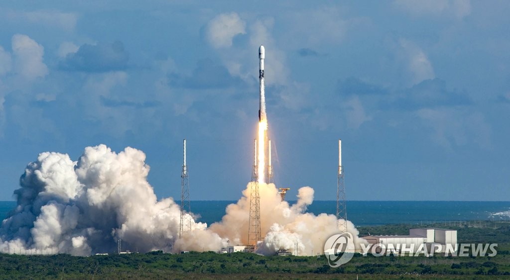 In this file photo, taken on July 20, 2020, and released by the Defense Acquisition Program Administration, a Falcon 9 Block 5 rocket carrying the Anasis-II satellite, South Korea's first military communications satellite, lifts off at the Kennedy Space Center in Florida. The satellite successfully reached its final position in geostationary orbit, the administration said on July 31. (PHOTO NOT FOR SALE) (Yonhap) 