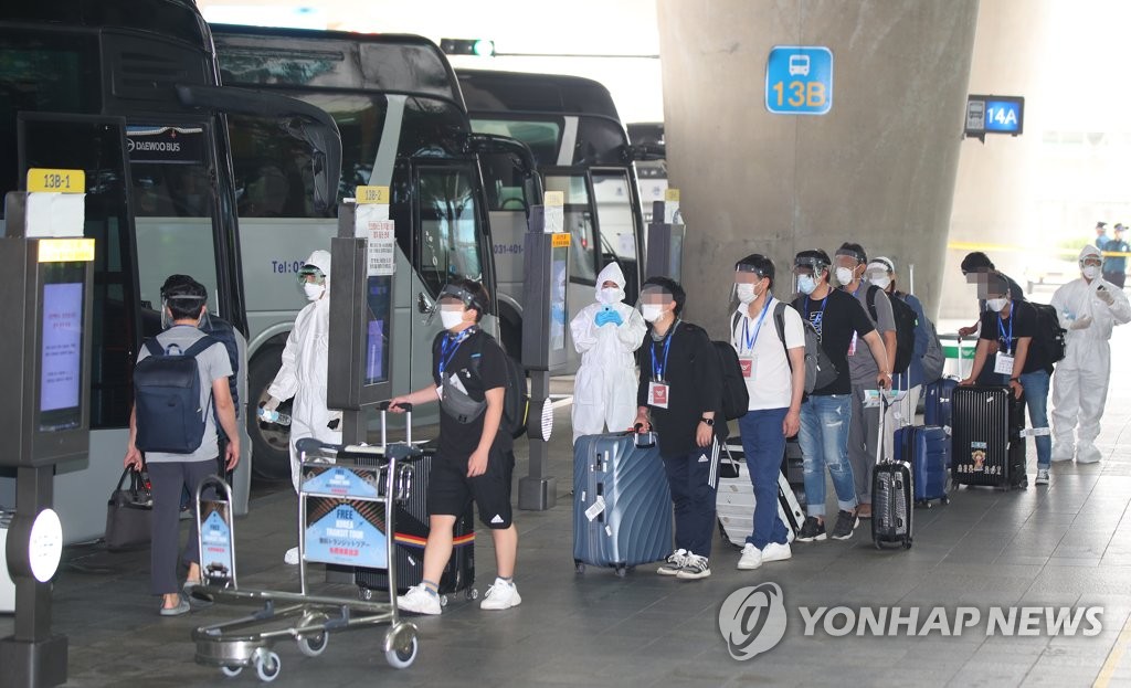 South Korean workers arrive at Incheon International Airport, the country's main gateway, west of Seoul, on July 31, 2020, as they returned home from virus-hit Iraq on a chartered flight. (Yonhap)