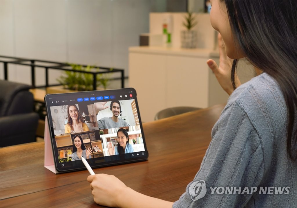A model showcases SK Telecom Co.'s videoconference service, in this photo provided by SK Telecom on Aug. 3, 2020. (PHOTO NOT FOR SALE) (Yonhap)
