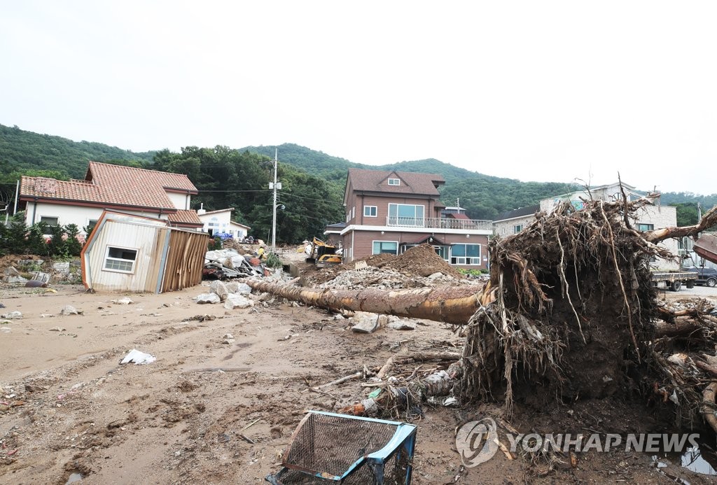 ２日に土砂崩れが起きた京畿道安城市内の集落で、復旧作業が行われている＝４日、安城（聯合ニュース）