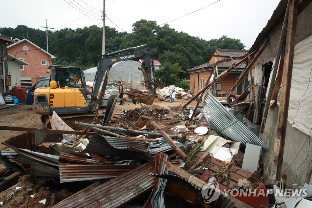 Restoration efforts are under way in Icheon, Gyeonggi Province, on Aug. 5, 2020. (Yonhap)