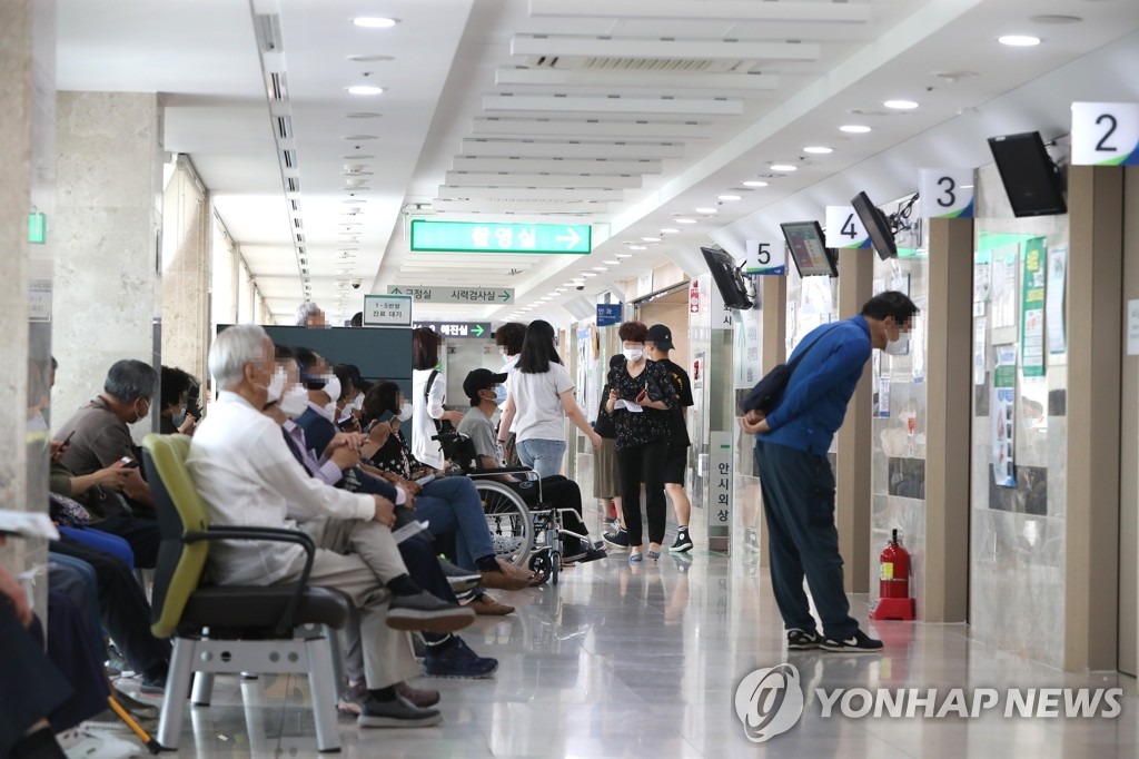 Patients wait to see doctors at Pusan National University Hospital in South Korea's southeastern port city of Busan on Aug. 7, 2020. (Yonhap)