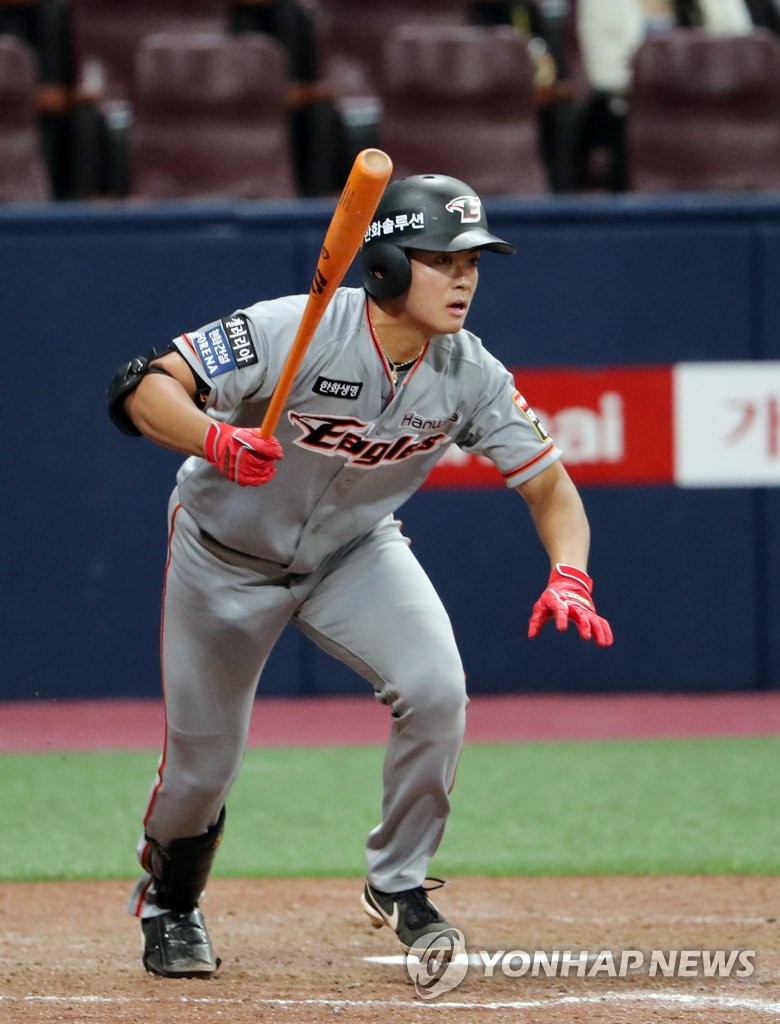 Lim Jong-chan of the Hanwha Eagles hits a go-ahead single in the top of the 12th inning of a Korea Baseball Organization regular season game against the Kiwoom Heroes at Gocheok Sky Dome in Seoul on Aug. 11, 2020. (Yonhap)