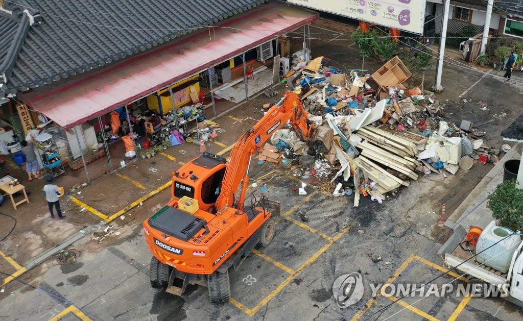 중장비 동원해 침수 피해 복구
