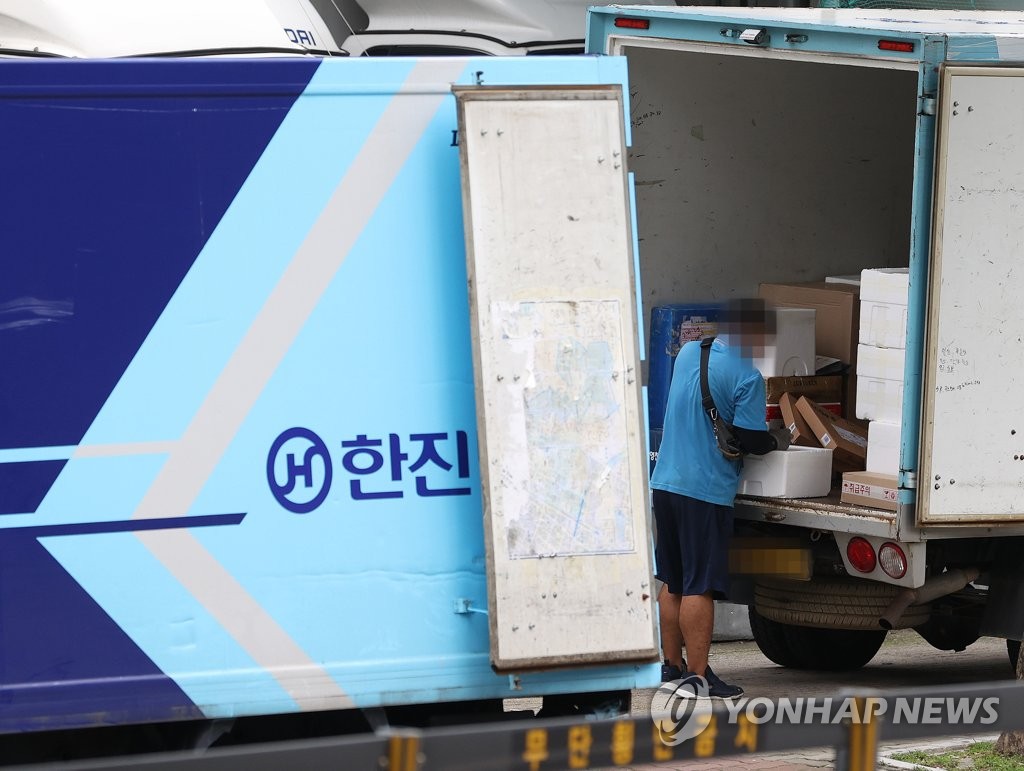 This file photo shows a delivery worker of logistics firm Hanjin Transportation. (Yonhap)