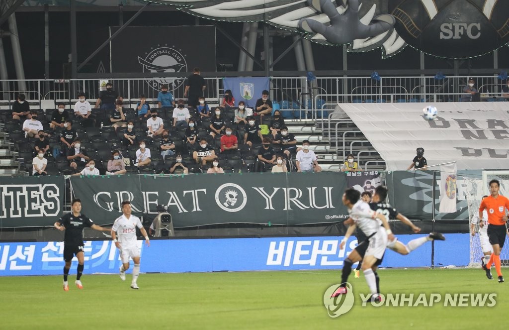 This file photo from Aug. 14, 2020, shows a K League 1 match between Seongnam FC and Busan IPark at Tancheon Sports Complex in Seongnam, just south of Seoul. (Yonhap)
