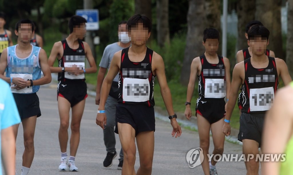 마스크 없이 출발선으로 입장하는 선수들