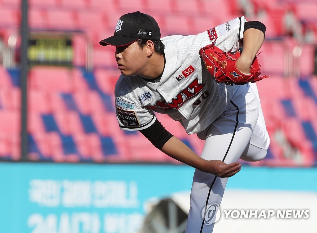 In this file photo from Aug. 23, 2020, So Hyeong-jun of the KT Wiz pitches against the NC Dinos in a Korea Baseball Organization regular season game at KT Wiz Park in Suwon, 45 kilometers south of Seoul. (Yonhap)