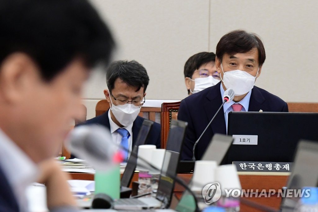 Bank of Korea Gov. Lee Ju-yeol (R) speaks at the National Assembly in Seoul on Aug. 24, 2020. (Yonhap)
