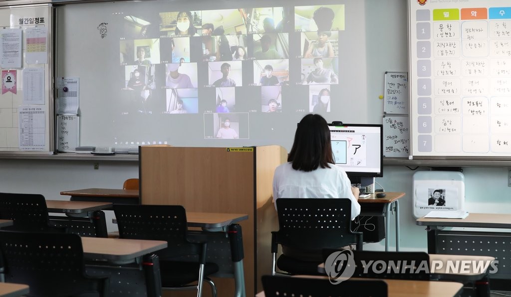 경기도의 한 고등학교에서 교사가 온라인 수업을 하고 있다. [연합뉴스 자료사진]