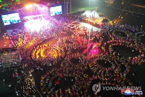 '청춘들아 받들자 우리 당을' 청년절 경축 야외공연