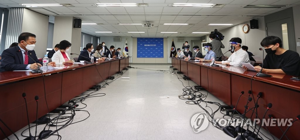 Lawmakers of the ruling Democratic Party (L row) hold talks with representatives of the Korean Intern Resident Association in Seoul on Sept. 1, 2020. The two sides exchanged views on the government's medical reform plan that has triggered a doctors' strike. (Yonhap) 