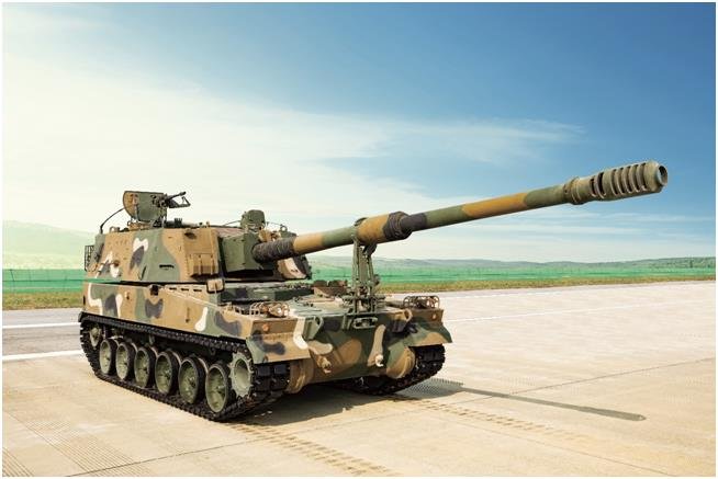 This undated photo, released by Hanwha Defense, a South Korean defense firm, shows South Korea's K-9 self-propelled howitzer. (PHOTO NOT FOR SALE) (Yonhap)