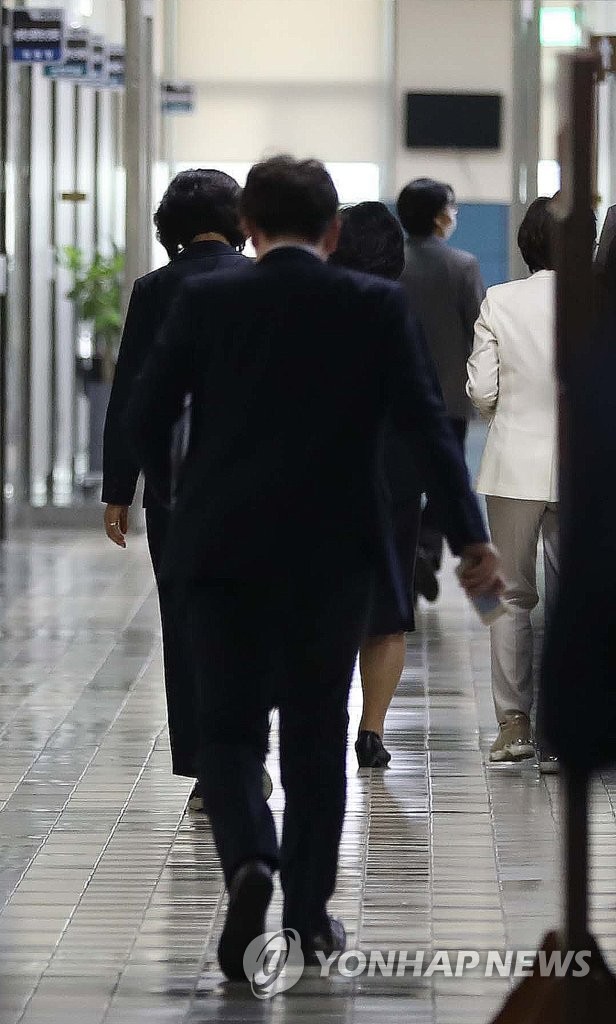 Officials on the fourth floor of the National Assembly building hastily leave their offices for quarantine work, as a reporter covering the Assembly tested positive for COVID-19 on Sept. 7, 2020. (Yonhap)