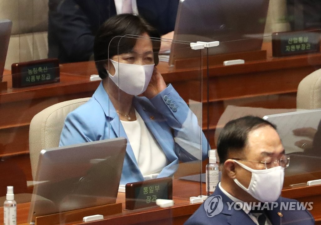 This photo shows Justice Minister Choo Mi-ae (L) attending a plenary session at the National Assembly in Seoul on Sept. 8, 2020. (Yonhap)