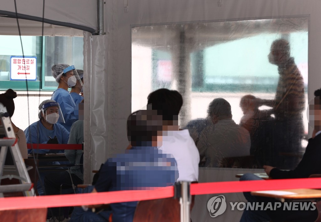 Citizens wait to take coronavirus tests at a testing center in Seoul's southern district of Gangnam on Sept. 21, 2020. (Yonhap)