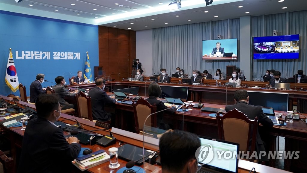 A weekly Cabinet meeting is under way at Cheong Wa Dae in Seoul on Sept. 22, 2020. (Yonhap)