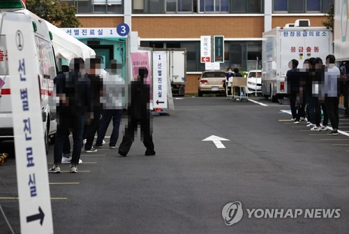新型コロナウイルスの検査を待つ人々（資料写真）＝（聯合ニュース）