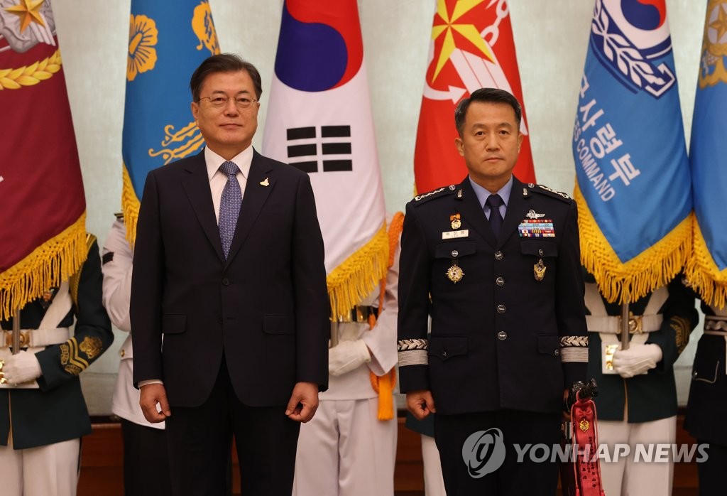 President Moon Jae-in (L) and Gen. Lee Seong-yong, new Air Force chief of staff, pose for a photo during a ceremony at the presidential office Cheong Wa Dae in Seoul on Sept. 23, 2020, to mark Lee's inauguration. (Yonhap) 