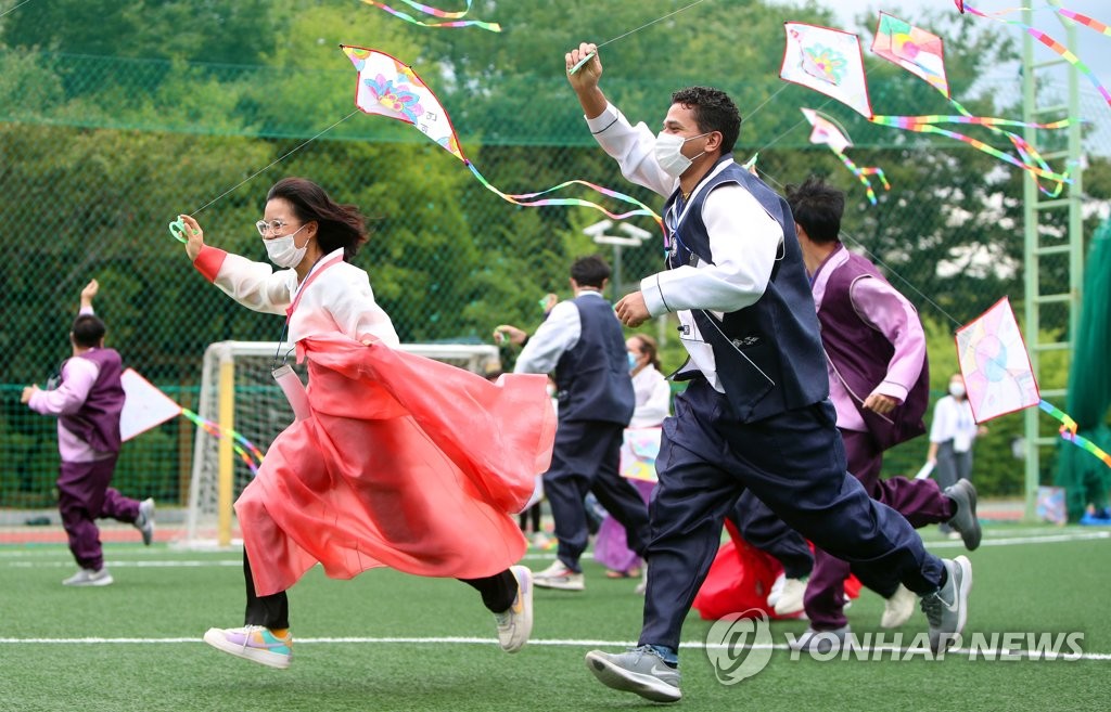 한국문화 체험하는 외국인 유학생들