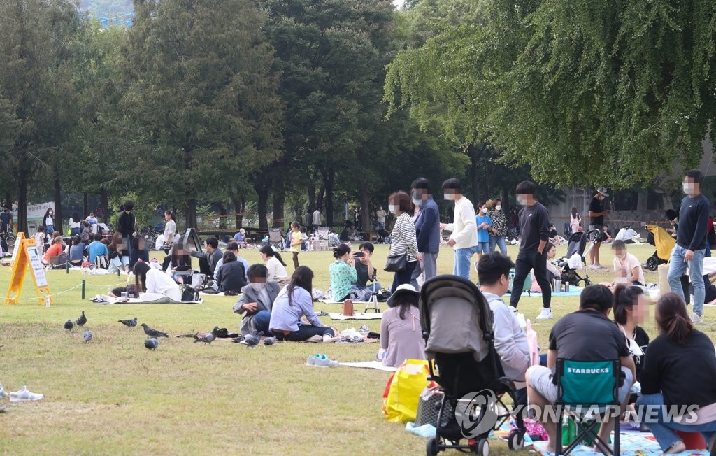 People enjoy picnics at a park in Seoul on Oct. 3, 2020. (Yonhap)