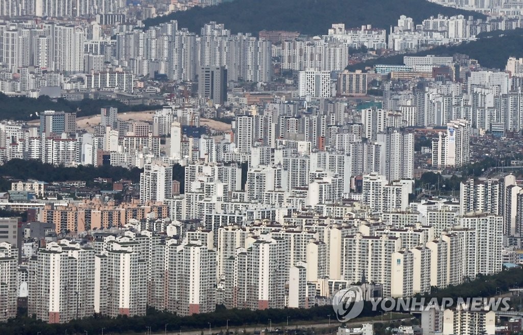 High-rise apartments are seen from Lotte World Tower in southern Seoul on Nov. 18, 2020. (Yonhap)