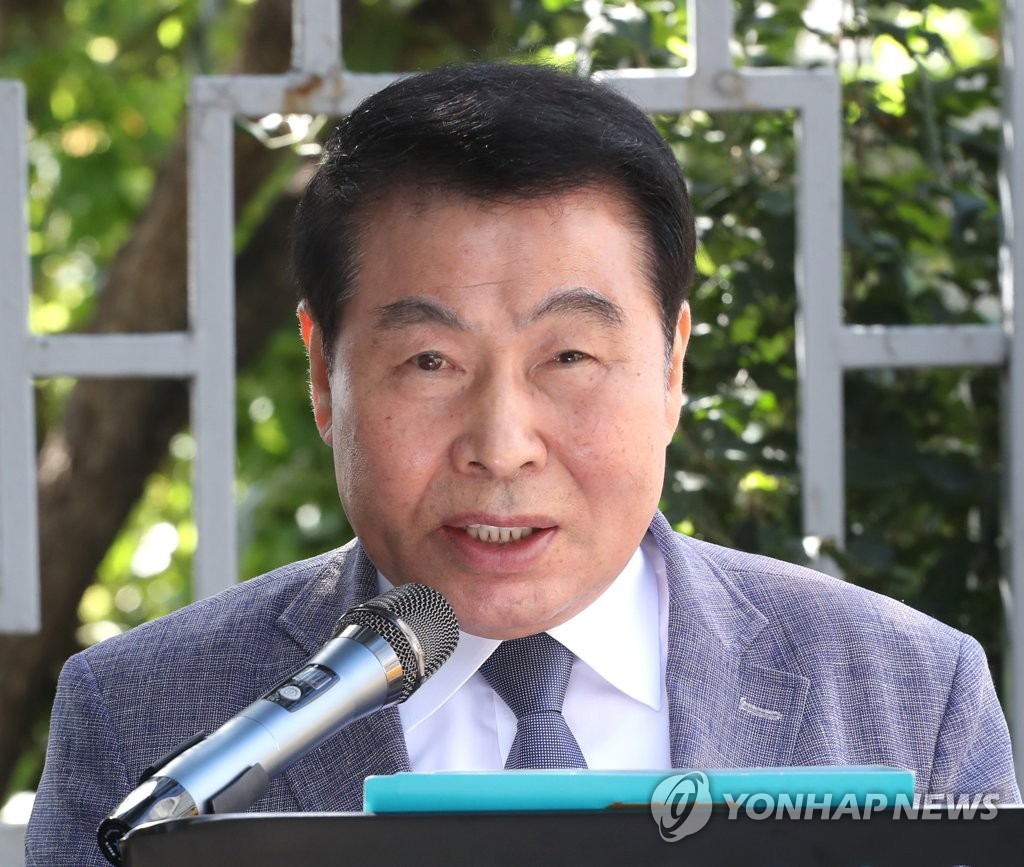 Choi In-sik, secretary-general of a conservative activists' group, holds a press conference outside Jongno Police Station in central Seoul on Oct. 5, 2020. (Yonhap)