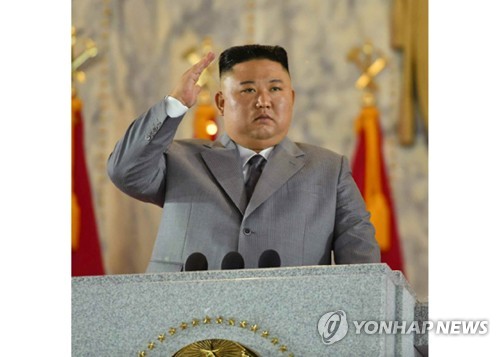 엄숙한 표정으로 손들어 경례하는 김정은
