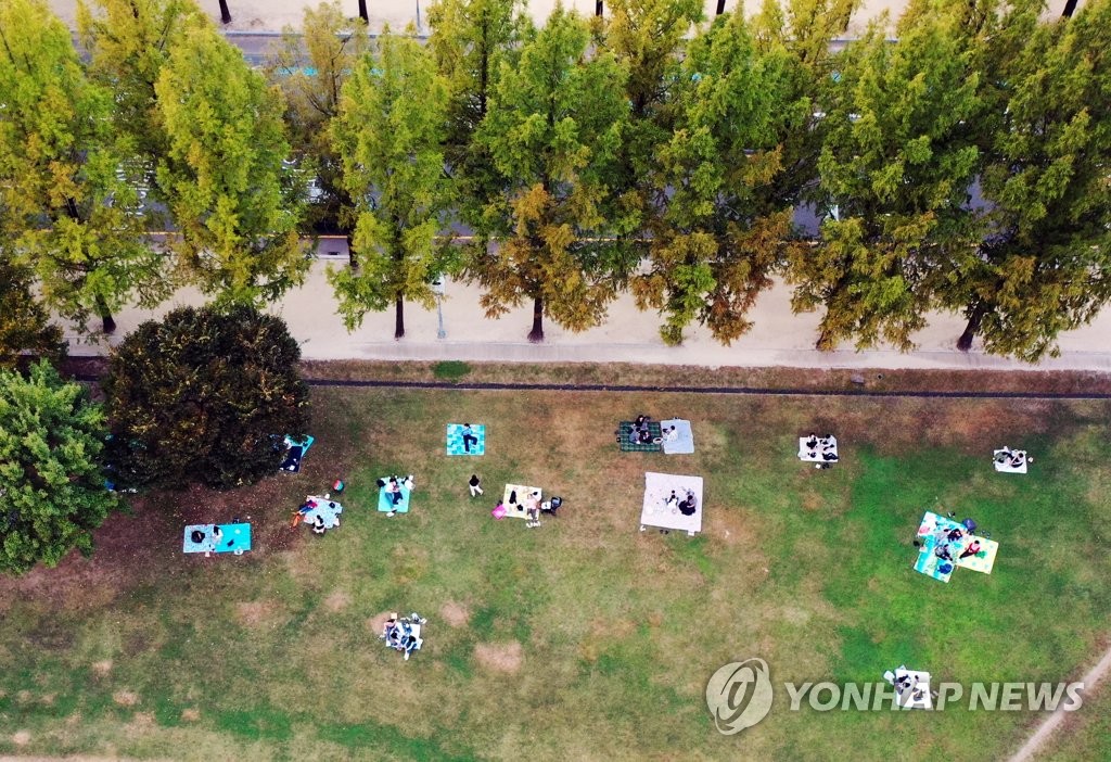 People enjoy picnic at a garden at Chonnam National University in Gwangju on Oct. 11, 2020. (Yonhap)