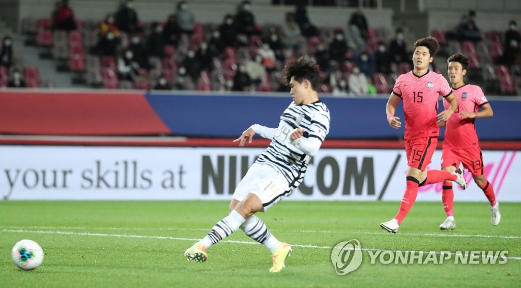 Lee Dong-gyeong (L) of the South Korean men's senior national football team scores against the under-23 national team during their exhibition match at Goyang Stadium in Goyang, Gyeonggi Province, on Oct. 12, 2020. (Yonhap)