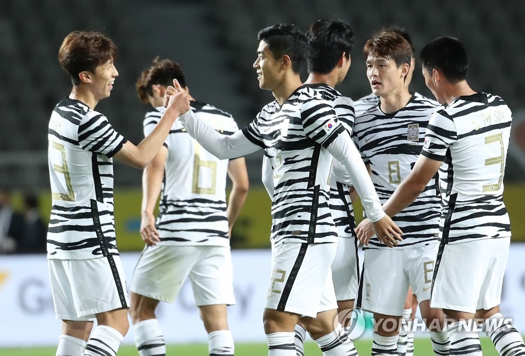 Members of the South Korean men's senior national football team celebrate a goal by Lee Ju-young (C) during an exhibition match against the under-23 national team at Goyang Stadium in Goyang, Gyeonggi Province, on Oct. 12, 2020. (Yonhap)