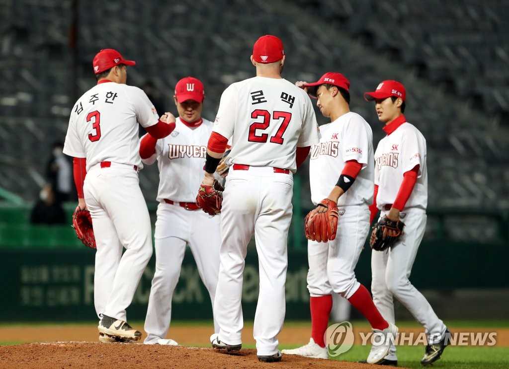 In this file photo from Oct. 16, 2020, members of the SK Wyverns celebrate their 7-1 victory over the KT Wiz in a Korea Baseball Organization regular season game at SK Happy Dream Park in Incheon, 40 kilometers west of Seoul. (Yonhap)