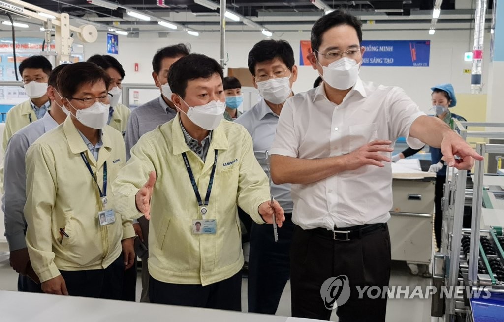 This photo provided by Samsung Electronics Co. on Oct. 22, 2020, shows Samsung Electronics Vice Chairman Lee Jae-yong (R) inspecting the company's plant with executives in Vietnam. (PHOTO NOT FOR SALE) (Yonhap)