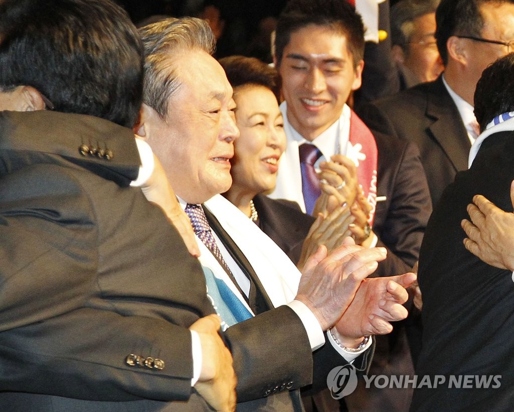 Samsung Group Chairman Lee Kun-hee bertepuk tangan terharu setelah PyeongChang terpilih sebagai tuan rumah 2018 Winter Olympics dalam pertemuan general International Olympic Committee di Durban, Afrika Selatan, 7 Juli 2011. (Yonhap)
