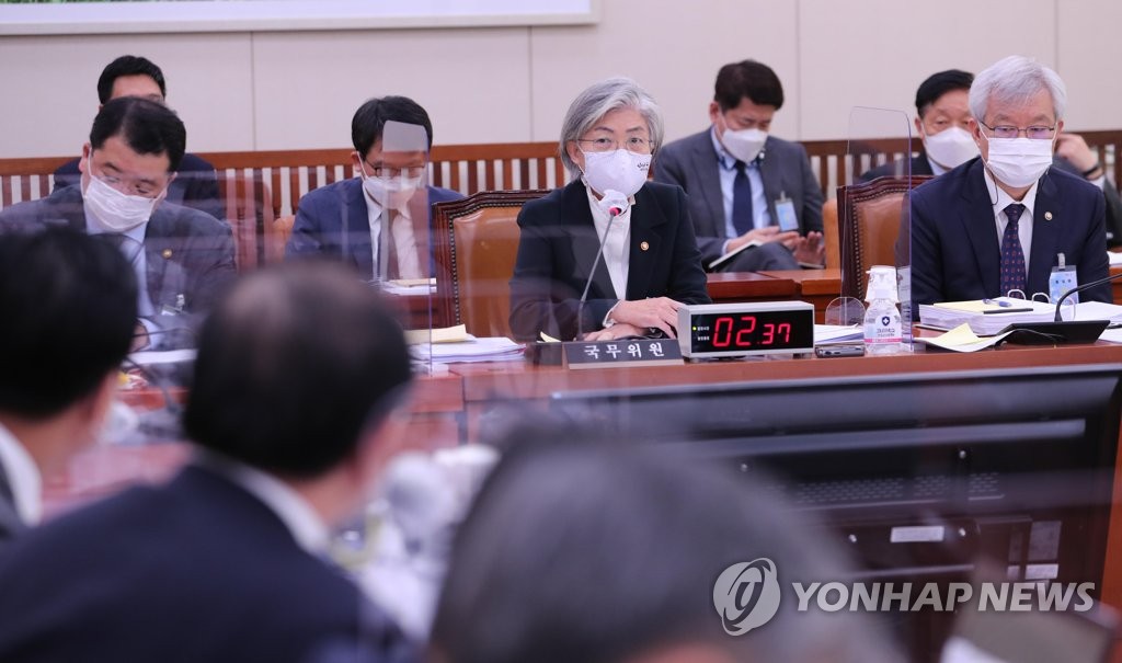 10月26日，在首尔市的汝矣岛，康京和出席国会外委会国政监查会议，回答议员提问。 韩联社