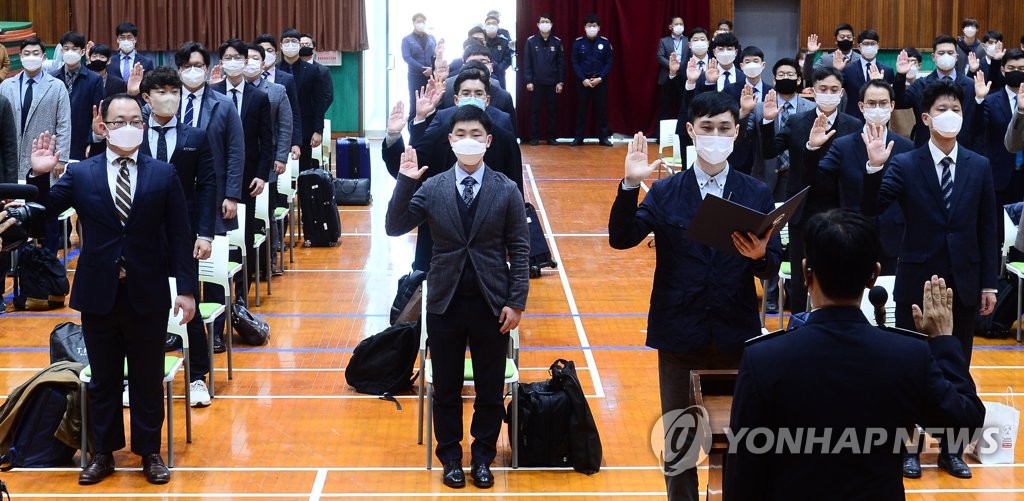 This Oct. 26, 2020, file photo shows conscientious objectors in South Korea swearing an oath before beginning the country's first-ever alternative service substituting mandatory military service at Daejeon Prison in Daejeon, about 160 kilometers south of Seoul. (Pool photo) (Yonhap) 