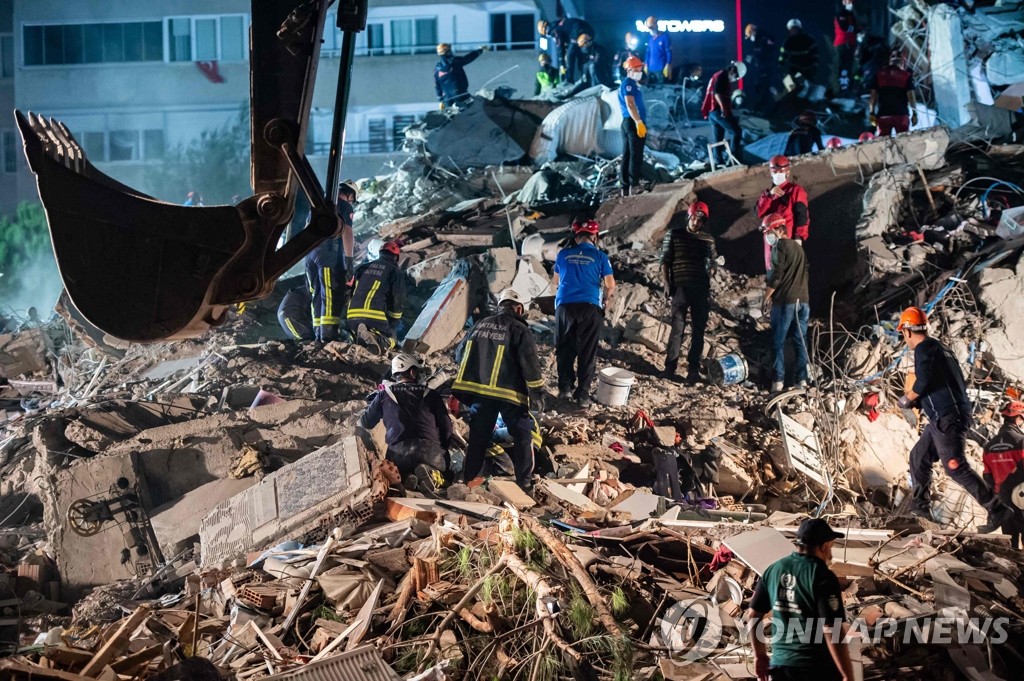 강진 피해 현장에서 생존자 찾는 터키 구조대원들