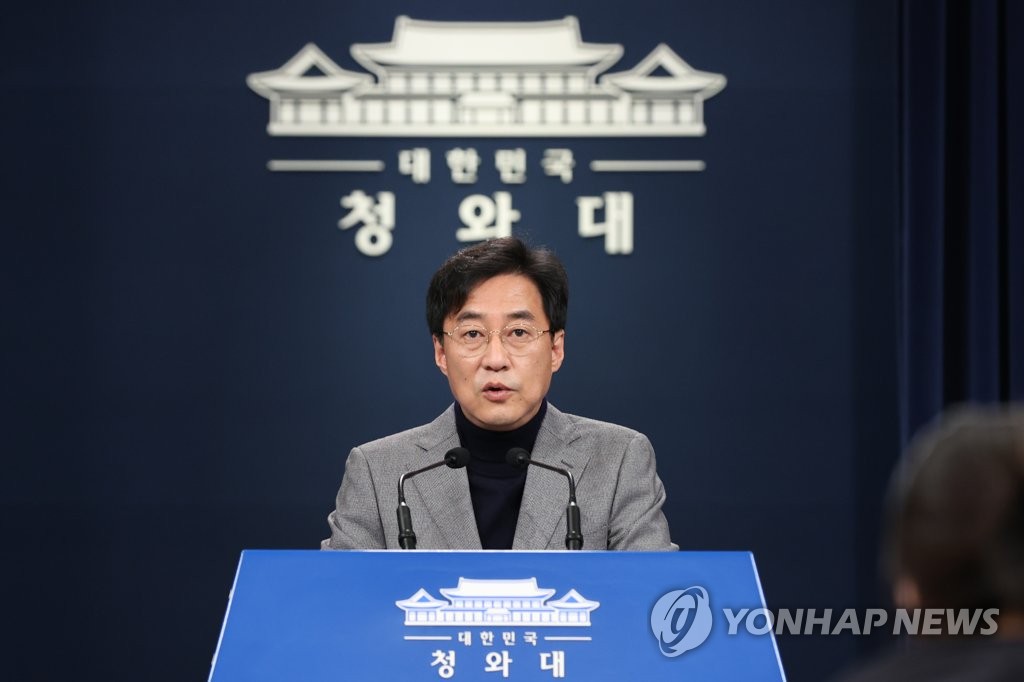 Cheong Wa Dae spokesman Kang Min-seok speaks at a press briefing, in this file photo. (Yonhap)
