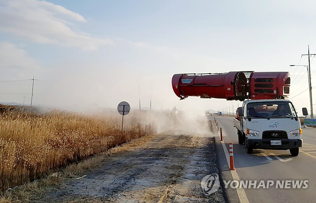 A vehicle carries out a disinfection operation against avian flu in Taean, South Chungcheong Provice, on Nov. 2, 2020, in this photo released by the county. (PHOTO NOT FOR SALE) (Yonhap)